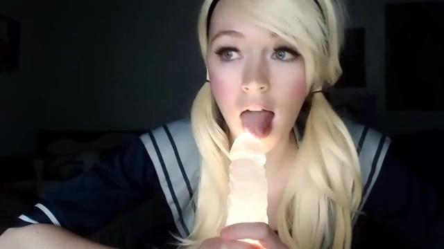 Adorable fille aime se pratiquer à gober des manhood