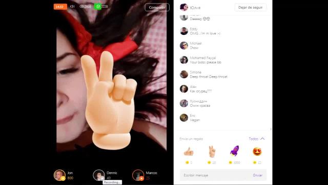 Tetona de badoo muestra las tetas y chupa pepino